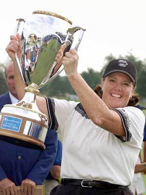 맥 말론이 우승컵을 치켜들며 환하게 웃고 있다.[AP]