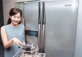 전자업계가 반제품 기술력을 강화하고 있다. LG전자의 절전 냉장고용 ‘리니어 컴프레서’. 사진제공 LG전자