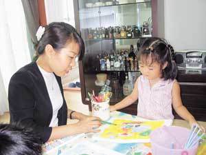 '나비 같다고? 정말! 이면과 이면을 예쁘게 색칠하니까 유진이가 좋아하는 나비와 날개가 나타났네.' 이유진 어린이(4)가 지도교사 김미진씨의 말을 가만히 귀기울여 품고 잇다.