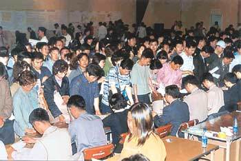 시중 자금이 토지로 몰리면서 올 상반기 땅값 상승률이 11년 만에 최고치를 기록했다. 토지공사가 5월 실시한 경기 남양주시 호평지구 단독주택지 분양 현장. 사진제공 한국토지공사