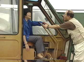 한중 수교 10주년으로 25일 방송되는 ‘중국의 여인들’. 문철호 담당 PD가 중장비 기사로 일하는 한 중국 여성을 인터뷰하고 있다.사진제공 MBC