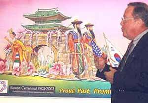 미주 한인 이민 100주년기념 꽃차를 제작사인 미 피에스타사 관계자가 설명하고 있다. - 연합