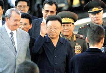 김정일 북한 국방위원장(가운데)이 20일 오전 러시아 하산에 도착, 콘스탄틴 풀리코스프키 극동지역 파견 러시아 대통령전권대표(왼쪽)가 지켜보는 가운데 손을 흔들고 있다. - 하산AP연합