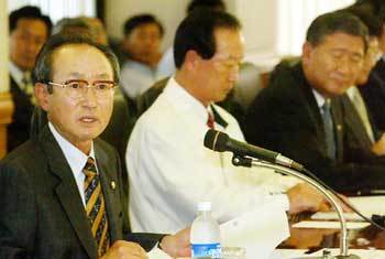 20일 열린 경제장관회의에서 전윤철 부총리 겸 재정경제부 장관(왼쪽)이 최근 경제동향에 대해 설명하고 있다. - 원대연기자