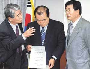 20일 열린 인사청문특위 첫 회의에서 하순봉 특위위원장(가운데)이 한나라당 간사인 안택수 의원(왼쪽), 민주당 간사인 설훈 의원과 장대환 국무총리서리의 청문회 일정을 협의하고 있다. - 서영수기자