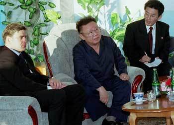 북한 김정일 국방위원장이 20일 첫 방문지인 북-러 접경도시 하산에서 세르게이 다르킨 극동지역 주지사와 회담하고 있다. - 하산게티이미지