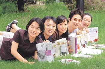 ‘대입수험생 눈높이에 맞춘 참고서’ 바람을 일으킨 ‘누드교과서’제작진이 서울대 교내 잔디밭에 모였다. 왼쪽부터 김윤정(화학 저자) 김두산(국사 저자) 조은민(편집제작 담당) 이영재(언어 저자) 나희정씨(홍보 담당).전영한기자 scoopjyh@donga.com