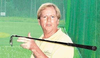 빌리 마틴이 클럽헤드의 무게를 느껴보기위해 클럽을 수평으로 손위에 올려놓고 있다. /권주훈기자 kjh@donga.com