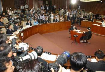 지난달 장상 전 총리서리 청문회에서 기자들이 취재경쟁을 벌이고 있다.