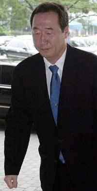 어두운 표정으로 출근하고 있는 장대환 국무총리서리 - 변영욱기자