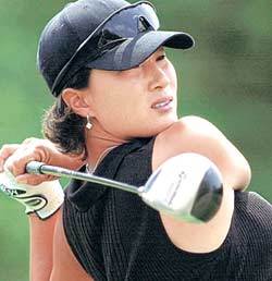 박세리가 베시킹클래식 1라운드 2번홀에서 힘차게 드라이버티샷을 한 뒤 공의 방향을 쫓고있다. 커츠타운AP연합