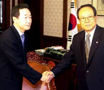 장대환 국무총리서리(왼쪽)와 박관용 국회의장 - 박경모기자