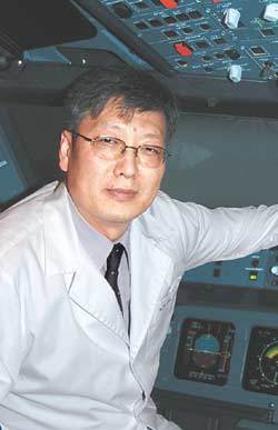 아시아나항공 이원근 의료원장은 “기내 환경은 지상과 크게 달라 건강 관리에 주의해야 한다”고 말한다. 사진제공 아시아나항공