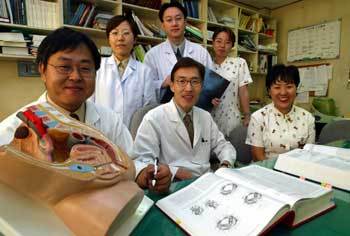 고려대 의대 안암병원 비뇨기과 요실금팀이 요실금 치료법에 대해 토론하고 있다. 아래 가운데가 이정구 교수.김동주기자 zoo@donga.com