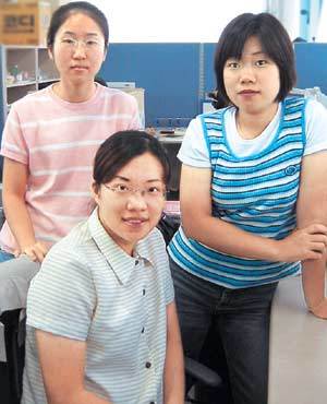 “꿈 좇는 동기생들이에요”. 반짝이는 아이디어로 수출시장을 뚫고 있는 게임 프로그래머 겸 디자이너 심해화 최진아 곽진희(왼쪽부터)씨. 앳돼 보이는 얼굴이 싱그럽다. 사진제공 한국디지털미디어