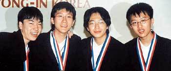 김형설, 오경윤, 정완영군과 동상 수상자 정헌군(왼쪽부터)