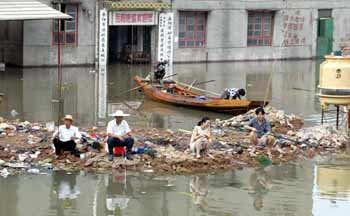 중국 후난성 웨양지역 주민들이 25일 둥팅호가 범람해 마을에 물이 차자 낚시에 나섰다. - 웨양AP연합