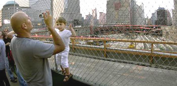 18일 세살짜리 아들과 함께 뉴욕 9·11테러 참사 현장을 찾은 이스라엘 관광객 일란 자켄이 아무 것도 남지 않은 ‘그라운드 제로’ 의 모습을 찍고 있다. - 뉴욕AP연합