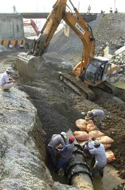 상수관 복구 비지땀 - 김해=최재호기자