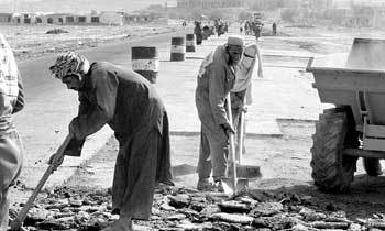 아프가니스탄 사람들이 15일 카불 남서쪽 끝의 다루라만 궁으로 이어지는 도로의 복구 공사를 하고 있다. - 카불=김성규기자