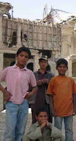 아프가니스탄 카불에서 만난 소년 리말(앉아있는 아이)은 지금 비록 남루한 옷차림에 땔감을 줍는 가난한 소년이지만 커서 '선생님이 되고 싶다'는 꿈을 간직하고 있다. - 카불=김성규기자