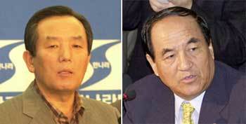 한나라당 김영일 사무총장(왼쪽)과 민주당 천용택 의원 - 서영수기자