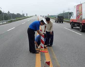 강원지방경찰청 소속 경찰관들이 올해 초 강원 속초시 외곽도로 중앙선에 안전봉을 설치하고 있다. - 사진제공 강원지방경찰청