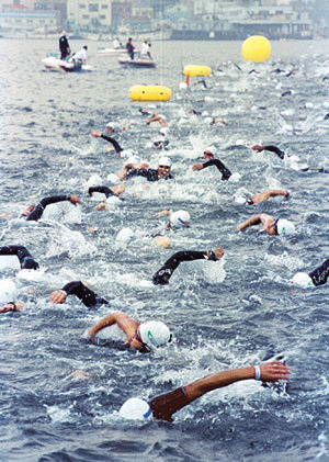 ‘나 자신과의 싸움.’ 25일 2002 아이언맨 코리아 트라이애슬론대회에 참가한 ‘철인’들이 청초호에 마련된 수영코스에서 온힘을 다해 헤엄을 치고 있다. - 속초연합