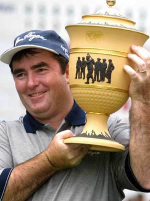 ‘너무 오래걸렸죠.’ 미국 투어에서 236개 대회만에 처음으로 정상에 오른 크레이그 패리가 자랑스럽게 우승컵을 들어보이고 있다. 사마미시AP연합