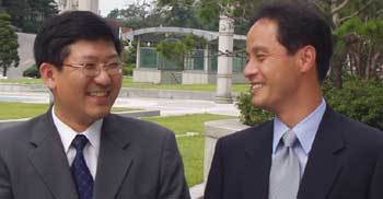 차재혁 교수(왼쪽)와 오희국 교수가 서울 성동구 한양대 캠퍼스에서 담소를 나누고 있다. - 김선우기자