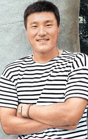 1000경기 연속출전을 달성한 23일 최태원이 대전 원정숙소앞에서 포즈를 취하고 있다. 대전〓김상수기자 ssoo@donga.com