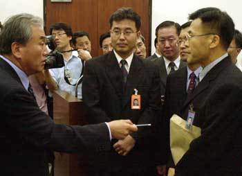 한나라당 이재오 의원(왼쪽)이 군-검 병무비리 합동수사팀에서 일했던 군 관계자들에게 오후 회의에 참석할 것을 종용하고 있다. - 서영수기자