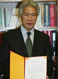 장세환씨 아버지 장기호씨가 27일 고려대에서 아들에게 준 명예졸업장을 보여주고 있다. - 연합
