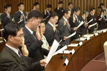 27일 국회 총리지명자 인사청문회에 출석한 증인들이 손을 든 채 증인선서를 하고 있다. - 서영수기자