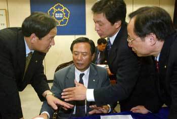 한나라당 심규철 김용균 원희룡 이주영 의원(왼쪽부터)이 구수회의를 갖고 있다. - 변영욱기자