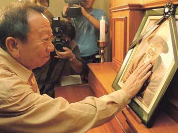 27일 타계한 이주일씨의 빈소가 차려진 경기 일산 국립암센터에 동료 코미디언 한무씨가 찾아와 오열하며 고인의 명복을 빌고 있다. - 신원건기자