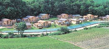 강원 평창군 도암면 용평리조트 인근에 건설된 별장형 콘도 ‘황토빌’. 휴가철에 직접 이용하는 기간 외에는 분양업체가 콘도 영업을 대행해주기 때문에 매월 고정적인 수입을 얻을 수 있다. 사진제공 황토빌