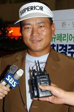 ‘제가 좀 떴어요.‘ 미국PGA투어 활약중 28일 일시귀국한 최경주가 인천공항에서 취재진과 인터뷰를 하고 있다. 인천공항연합
