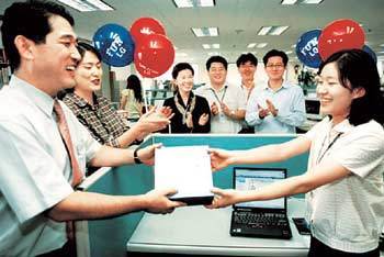 최근 LG전자 인사부에 입사한 송소아씨가 부원들로부터 축하선물을 받고 있다. 사진제공 LG전자