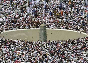 성지순례 인파 - 동아일보 자료사진