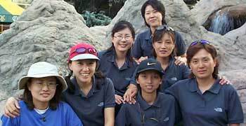 엘브루스 정복에 성공한 한국 여성등반대원들이 귀국에 앞서 모스크바에서 포즈를 취하고 있다. - 김기현기자