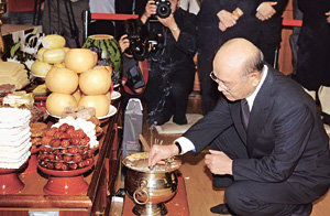 전두환 전 대통령이 28일 오후 경기 고양시 국립암센터에 마련된 코미디언 이주일씨의 빈소를 찾아 조문하고 있다.