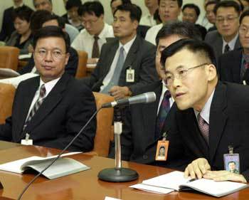 국회 법사위에 출석한 류관석소령이 고석대령과 다른 증언을 하자 쳐다보고 있다. - 안철민기자