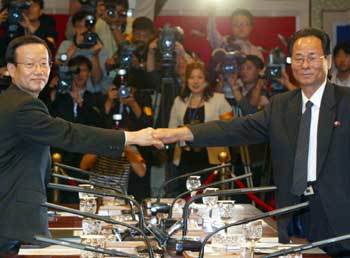 제2차 남북경제협력추진위 남측 수석대표인 윤진식 재정경제부 차관(왼쪽)과 북측 대표인 박창련 국가계획위원회 제1부위원장 - 사진공동취재단