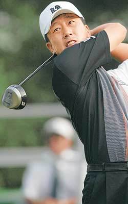‘날자, 날자꾸나.’ 허석호가 29일 신한동해오픈 첫 라운드에서 호쾌한 드라이버 티샷을 날리고 있다. 사진제공 KPGA