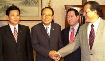 박관용 국회의장(왼쪽에서 두번째)이 한나라당 이규택,민주당 정균환, 자민련 김학원 원내총무와 악수를 나누고 있다. - 서영수기자