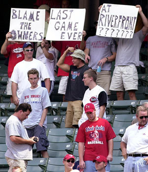 신시네티 레드의 홈구장 시너지 필드에 모인 야구팬들이 파업에 반대하는 문구를 적은 피켓을 들고 경기를 관람하고 있다.