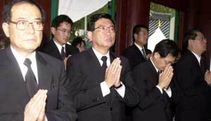 30일 도봉산의 한 사찰에서 열린 고 박정구 금호그룹회장 49재에 참가한 금호그룹 수뇌부들. 왼쪽에서 두번째가 박삼구 금호그룹 회장. - 이종승기자