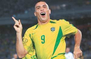 브라질의 ‘신 축구황제’ 호나우두가 1일 약 523억원의 이적료에 이탈리아 인터 밀란에서 스페인 레알 마드리드로 이적했다. 사진은 2002한일월드컵 결승에서 호나우두가 골을 넣고 환호하고 있는 모습. AP자료사진