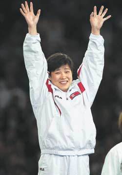 북한 여자유도의 간판스타인 ‘꼬마장사’ 계순희는 부산아시아경기대회에서 북한의 가장 유력한 금메달 후보중의 한명이다. 계순희가 2000시드니올림픽 유도 여자 52kg에서 동메달을 따낸뒤 시상대에서 손을 흔들고 있다. 동아일보 자료사진